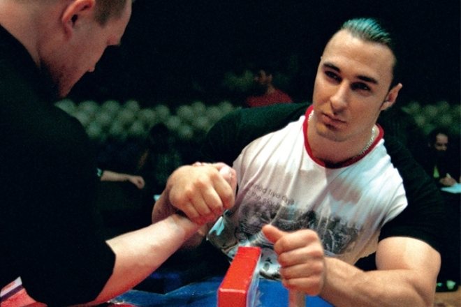 Алексей Воевода на турнире по армрестлингу