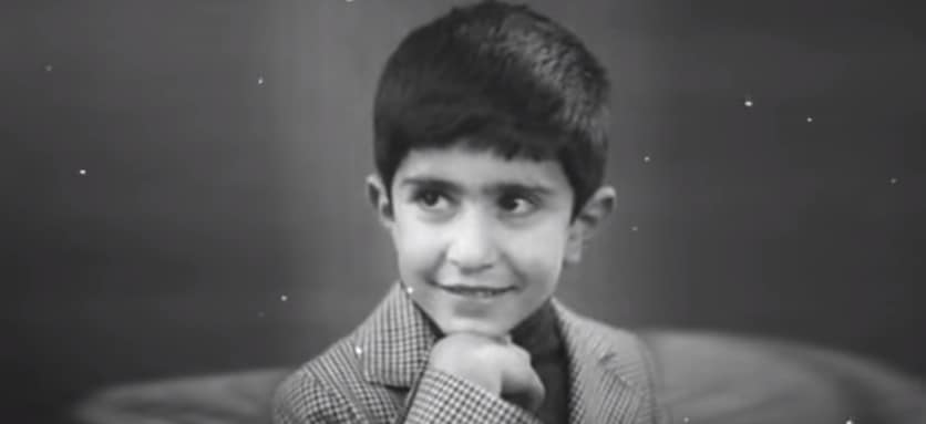 Красивый мальчик Николай смотрит вдаль