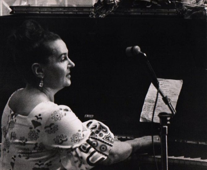 Лядова за роялем