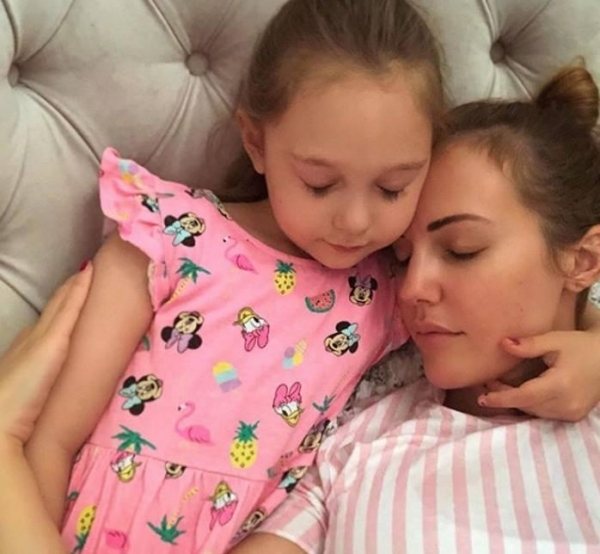 Мерьем Узерли и Лара