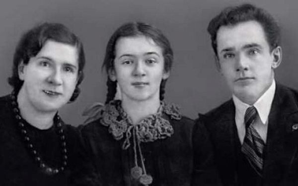 Мила с родителями