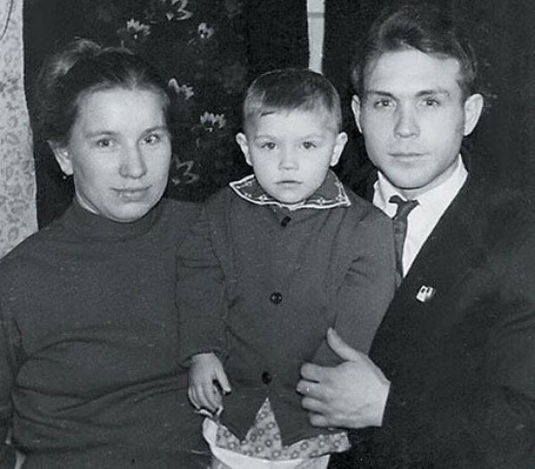 Роза Сябитова в детстве с родителями