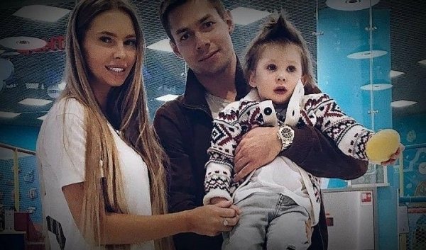 Семья Стаса Пьехи на прогулке