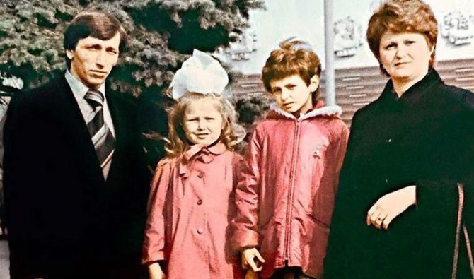 Татьяна Навка с родителями и сестрой