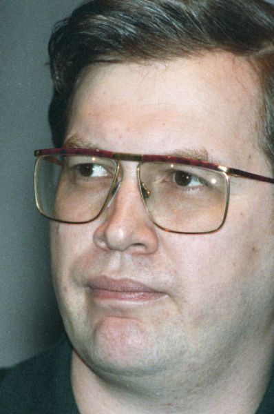 В октябре 1994 года Мавроди избрали депутатом, хотя тот не скрывал, что ему нужна лишь неприкосновенность – ни на одном из заседаний Госдумы он так и не присутствовал. Параллельно Мавроди угрожал провести всенародный референдум и поставить вопрос о недоверии властям.