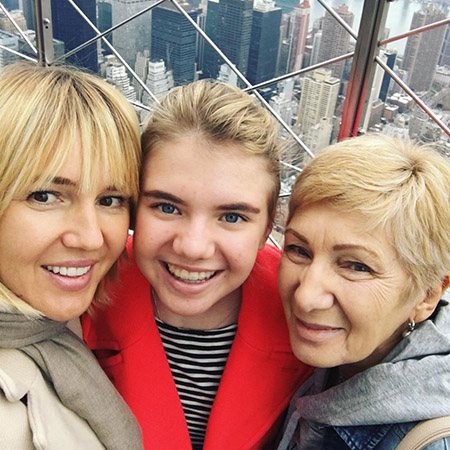 Юлия Бордовских с дочерью Марусей и мамой