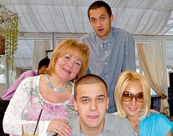 Жан Ленюк с мамой, бабушкой и двоюродным братом